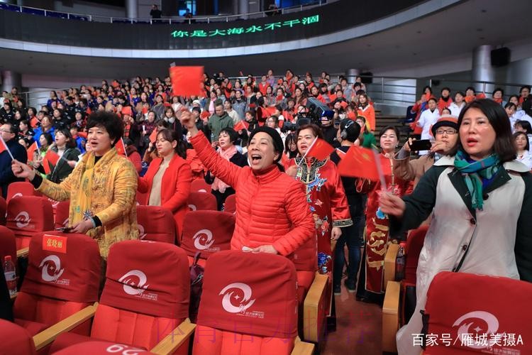 三万人齐唱《我和我的祖国》，球场变红色海洋